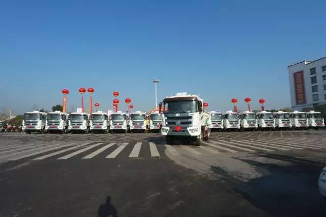 平江县采购15台环保自卸车 携手AG贵宾厅打造绿色城市1.jpg
